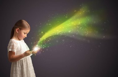 Köpüklü tablete oynayan küçük çocuk