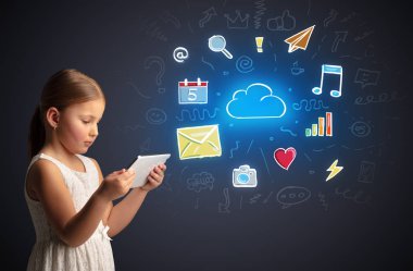 Kız holding tablet uygulamaları kavramı ile