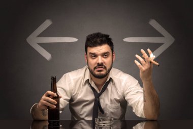 Sarhoş adam oklarla masada oturan