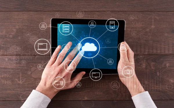 Hand met tablet met gecentraliseerde cloud computing systeemconcept — Stockfoto