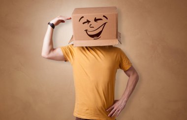 Mutlu karton kutu yüzü ile genç çocuk