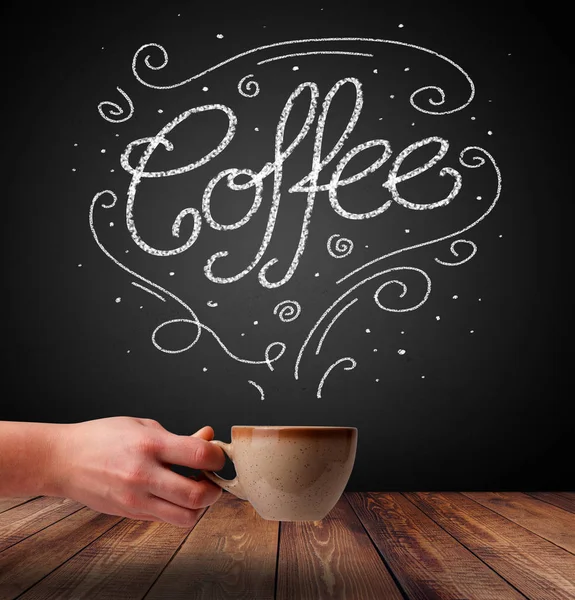 Чашка кофе с белыми каракулями — стоковое фото