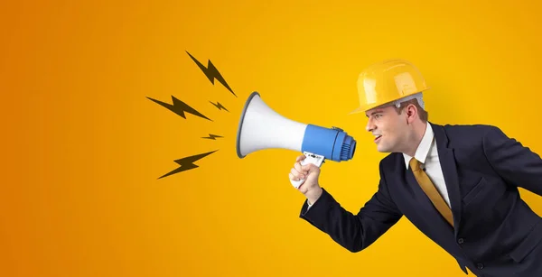 Jovem arquiteto gritando com megafone — Fotografia de Stock