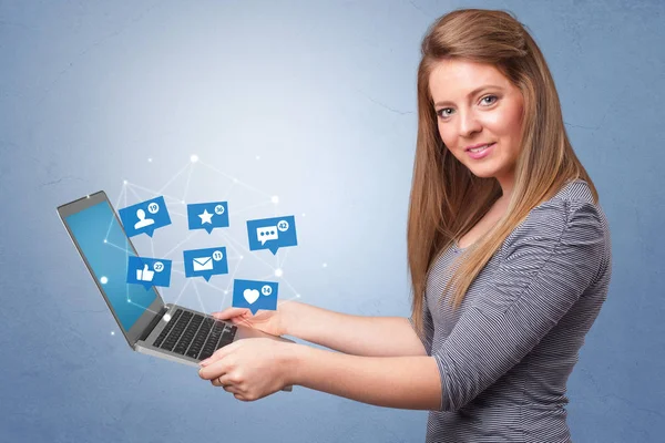 WoMA met laptop met de sociale media berichten — Stockfoto