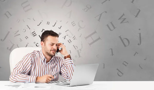 Geschäftsmann sitzt am Schreibtisch mit Redaktionskonzept — Stockfoto