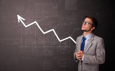 Artan grafik kavramı ile duran kişi