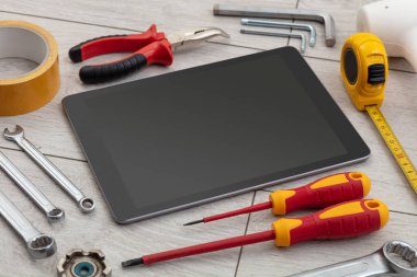 Ev aletleri ve tablet ile boş perde