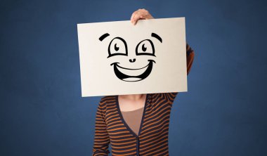 Bir kağıt doodle ifade yüzünün önünde tutan kişi