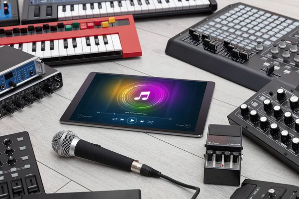 DJ set, tableta e instrumentos de música electrónica —  Fotos de Stock