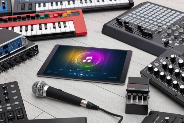 Conjunto de DJ, tablet e instrumentos musicais electrónicos — Fotografia de Stock