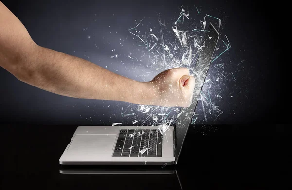 Hand raken laptop scherm scherm — Stockfoto