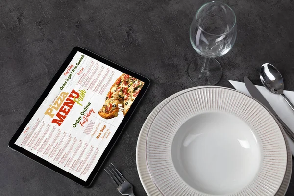 Menu de pizza online com conceito de utensílios de mesa — Fotografia de Stock