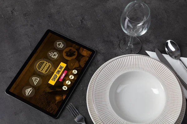 Online eten bestellen concept op welke tafel — Stockfoto