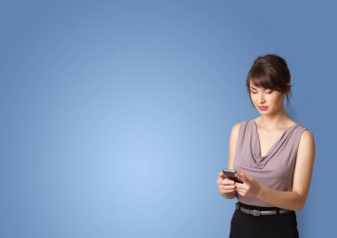 Bir şey ile boş alanı sunan kişi