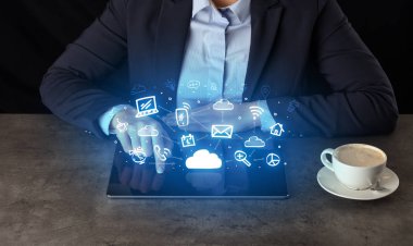 Yukarıdaki uygulama simgeleriyle tablet üzerinde çalışan iş kadın