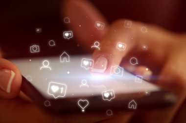 Sosyal medya kavramı ile telefon dokunmak parmak