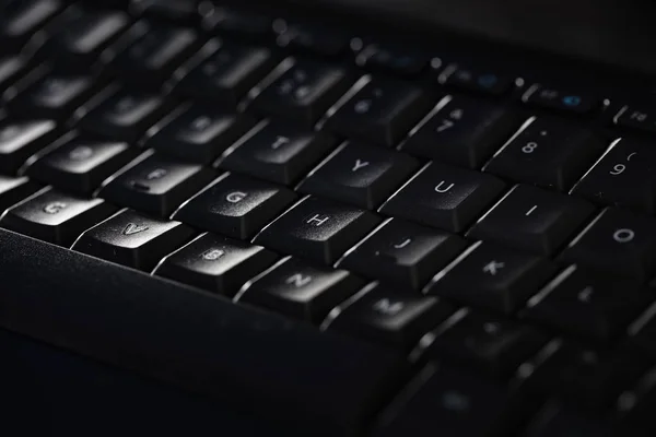 Close-up de um teclado escuro — Fotografia de Stock