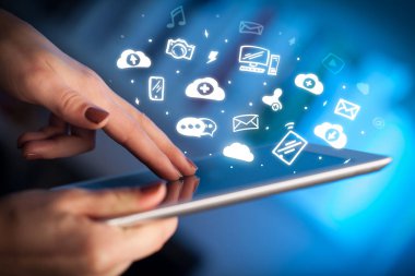 Tablet ile sosyal medya kavramı holding