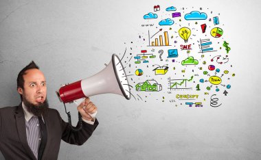 Ofis konsepti ile hoparlörde konuşan kişi