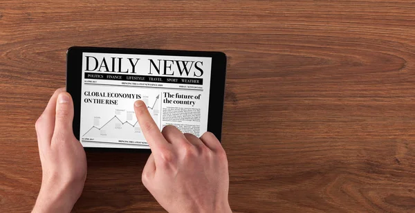 Hand met tablet lezen nieuws — Stockfoto