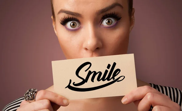 Pessoa segurando cartão com sorriso — Fotografia de Stock