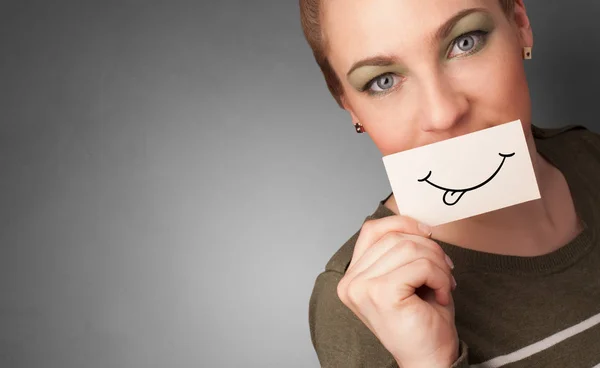 Persona che tiene davanti alla bocca una carta — Foto Stock