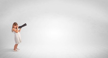 Spyglass boş bir alana bakarak çocuğun