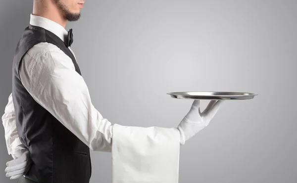 Официант в белых перчатках и стальном подносе — стоковое фото
