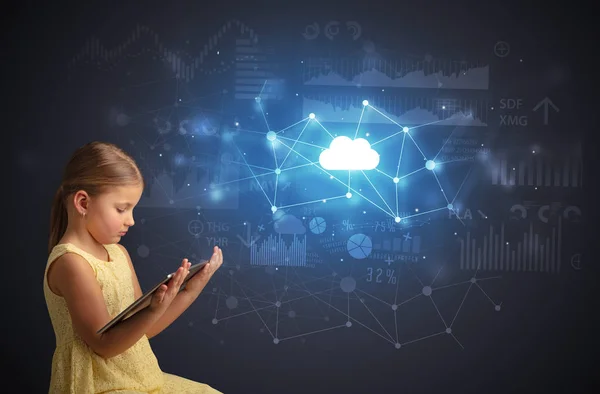 Dívka držení tabletu s konceptem technologie cloud — Stock fotografie