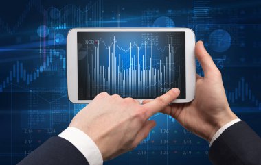 Tablet kullanma ve mali rapor kavramı kontrol el