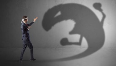 Büyük canavar gölgeli mücadele işadamı