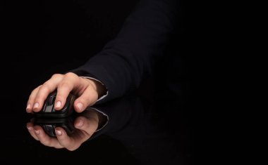 Koyu arka plan üzerinde fare kullanarak ele