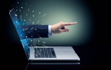 El dışında bir dizüstü bilgisayar