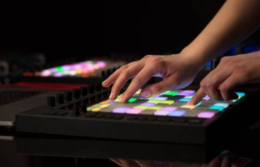 Karıştırma müzik MIDI denetleyicisi üzerindeki el