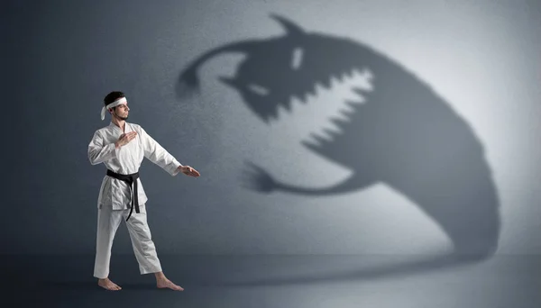 Homem de karaté lutando com uma grande sombra assustadora — Fotografia de Stock