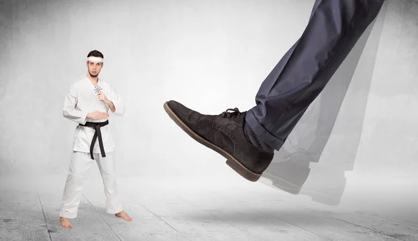 Большая нога растоптала тренера по карате — стоковое фото