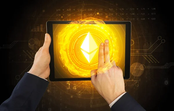 Hand met tablet met cryptocurrency concept — Stockfoto