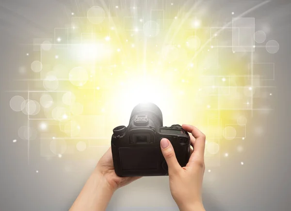 Fotografia a mano con concetto flash incandescente — Foto Stock