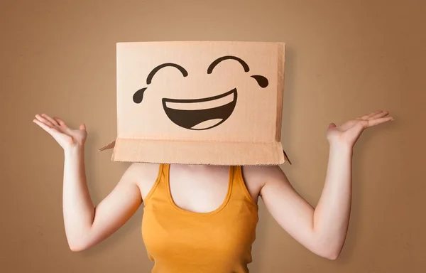 Rolig kvinna ler med kartong huvud — Stockfoto