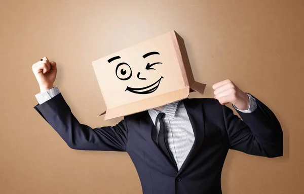 Młody człowiek z twarzą szczęśliwe pudełko tekturowe — Zdjęcie stockowe