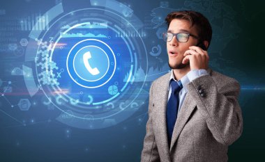 Kişi arama kavramı ile telefonda konuşuyor
