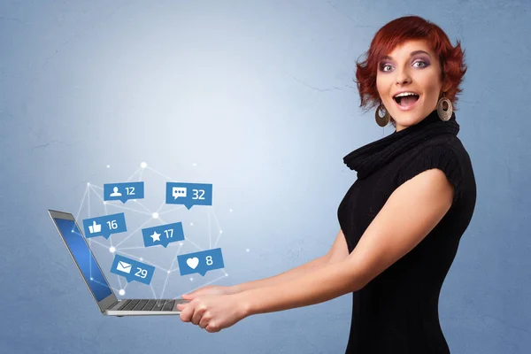 Kvinnan håller laptop med sociala medier anmälningar — Stockfoto