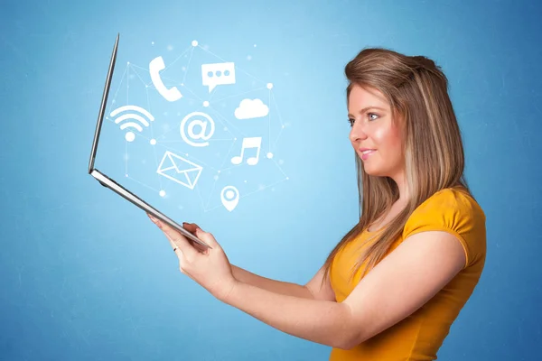 Vrouw met laptop met online symbolen — Stockfoto