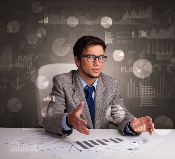 Manager im Büro, der Berichte und Statistiken mit Tafel-Hintergrund erstellt — Stockfoto