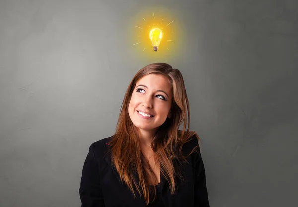 Joven estudiante buscando una nueva idea — Foto de Stock