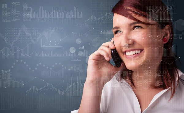Person som pratar i telefon med diagram och rapport i förgrunden — Stockfoto