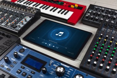 DJ set, tablet ve elektronik müzik aletleri