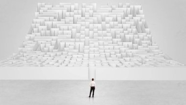 Küçük adam bir sonsuzluk labirent önünde ayakta