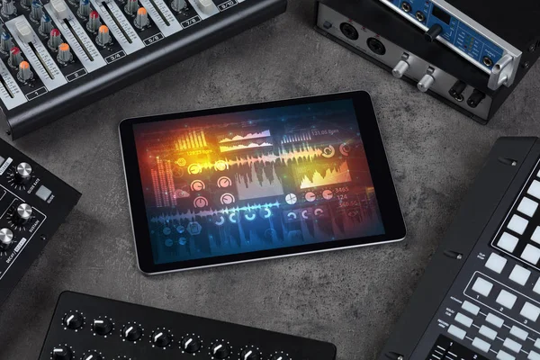 Instrumentos musicais eletrônicos e tablet com conceito de relatórios — Fotografia de Stock