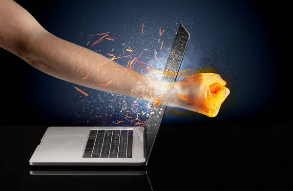 Удар рукой сильно экран ноутбука — стоковое фото